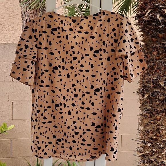 5/$15women's size small tan and black animal print short ruffled sleev… - Picture 4 of 6